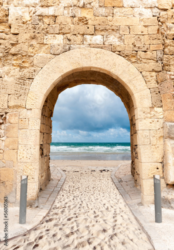 Fotografija Archway leading to beach