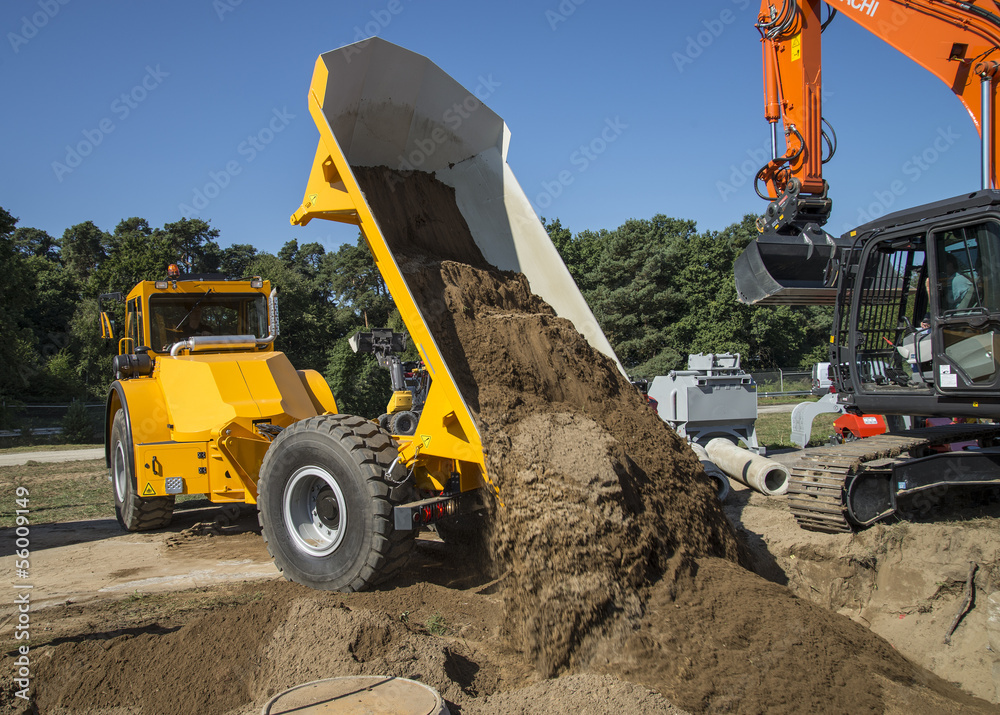 Muldenkipper beim Abladen von Erde Stock Photo | Adobe Stock