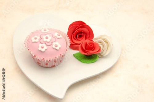Cupcakes servidos en un plato con forma de corazon