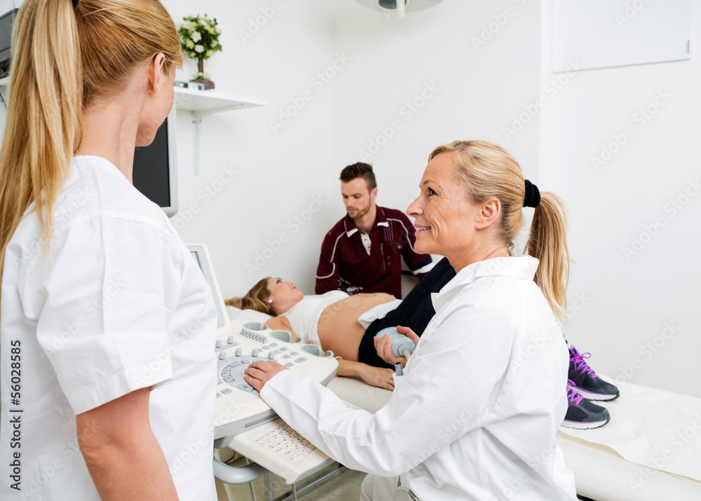 Obraz premium Female Doctors Communicating By Ultrasound Machine