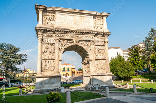Tableau sur toile The Arch of Trajan in Benevento