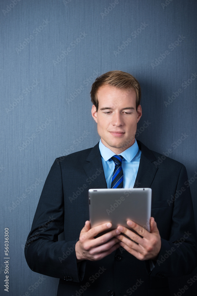 erfolgreicher manager liest am tablet-pc erfolgreicher manager liest am tablet-pc