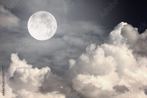 nocne niebo z księżycem i chmurami