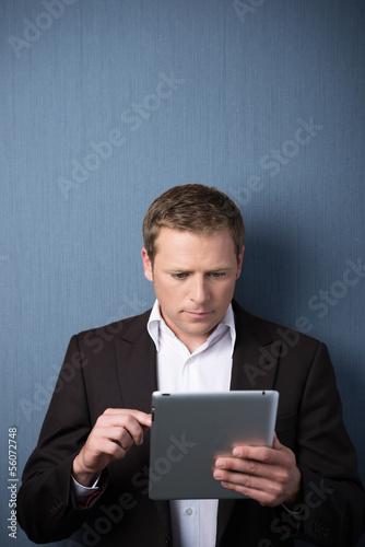 mann liest am tablet-pc