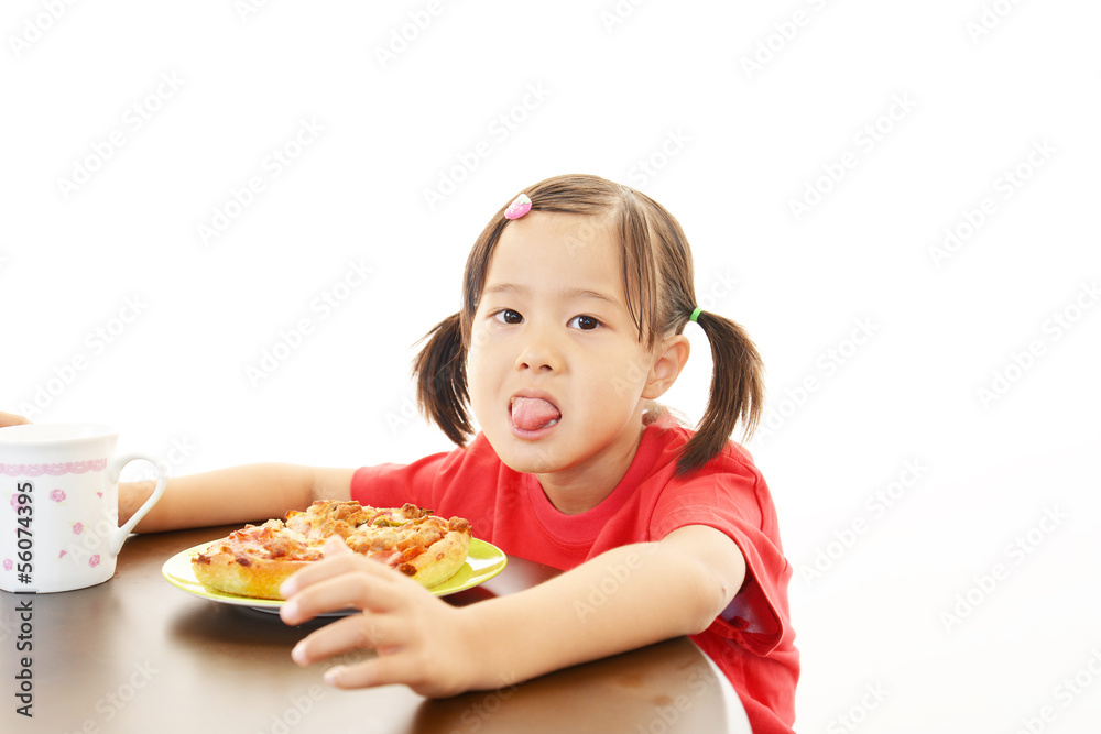 食事をする女の子 食事をする女の子