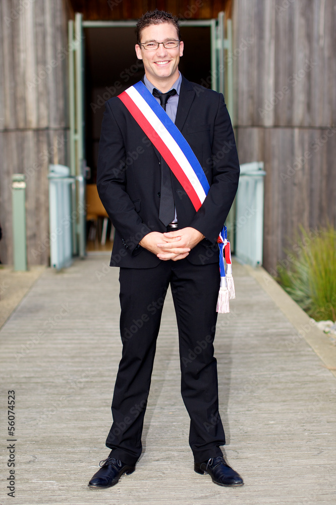 jeune maire ou élu avec écharpe tricolore Photos | Adobe Stock