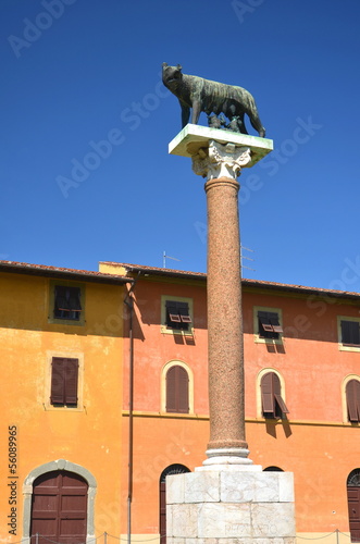 Statua wilczycy na Placu Cudów w Pizie, Włochy