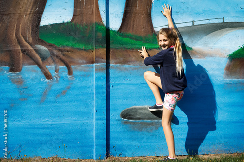 Foto Enfant traverse rivière en trompe-l'oeil