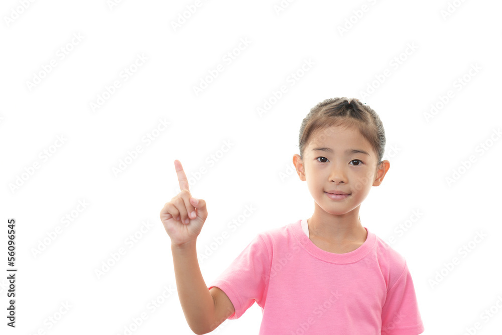指さす笑顔の女の子