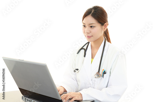 パソコンで仕事中の女医