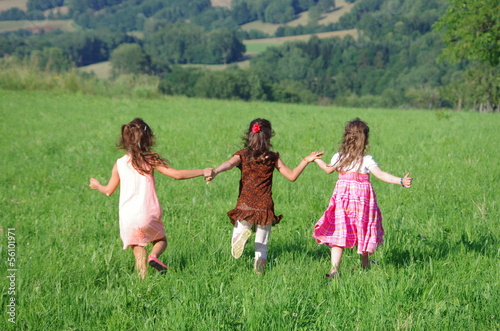 enfants courant à travers champs