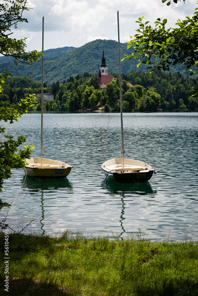 Obraz premium Boats on Lake Bled, Slovenia.