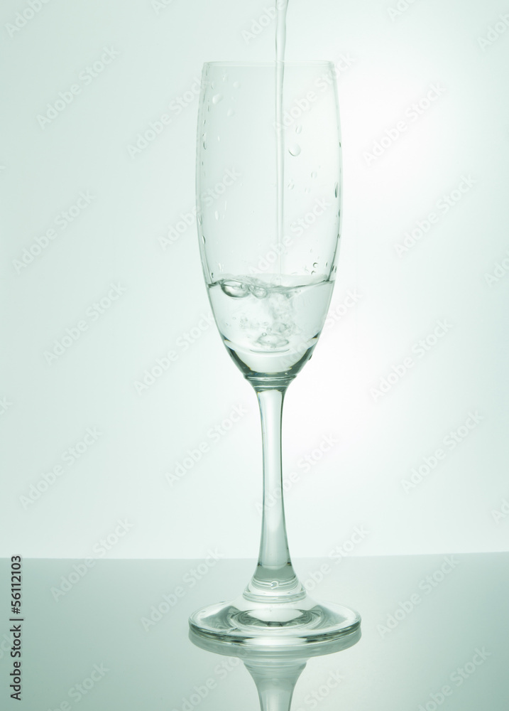 Obraz premium Wine glass and drinking water