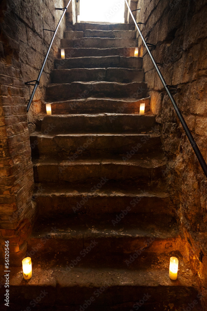 Fototapeta premium Straszne kamienne schody w starym zamku