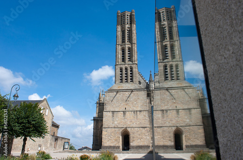 Reflet cathédrale Saint-Etienne dans vitre bâtiment