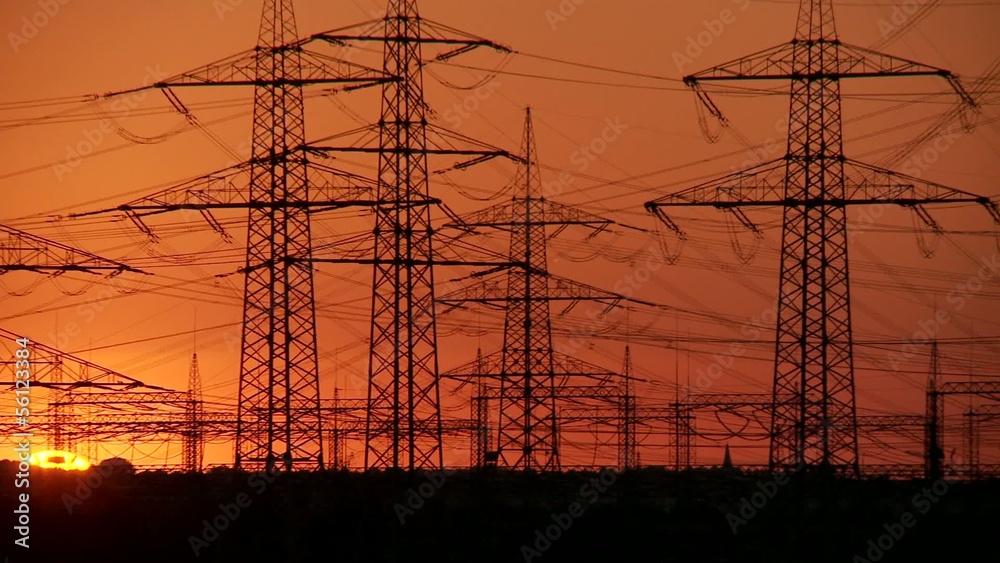 Strommasten im Sonnenuntergang - Energie