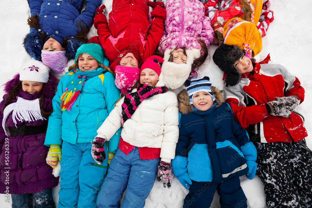 Naklejka premium many kids in snow