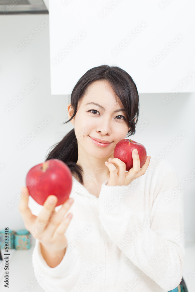 りんごを渡す女性 りんごを渡す女性