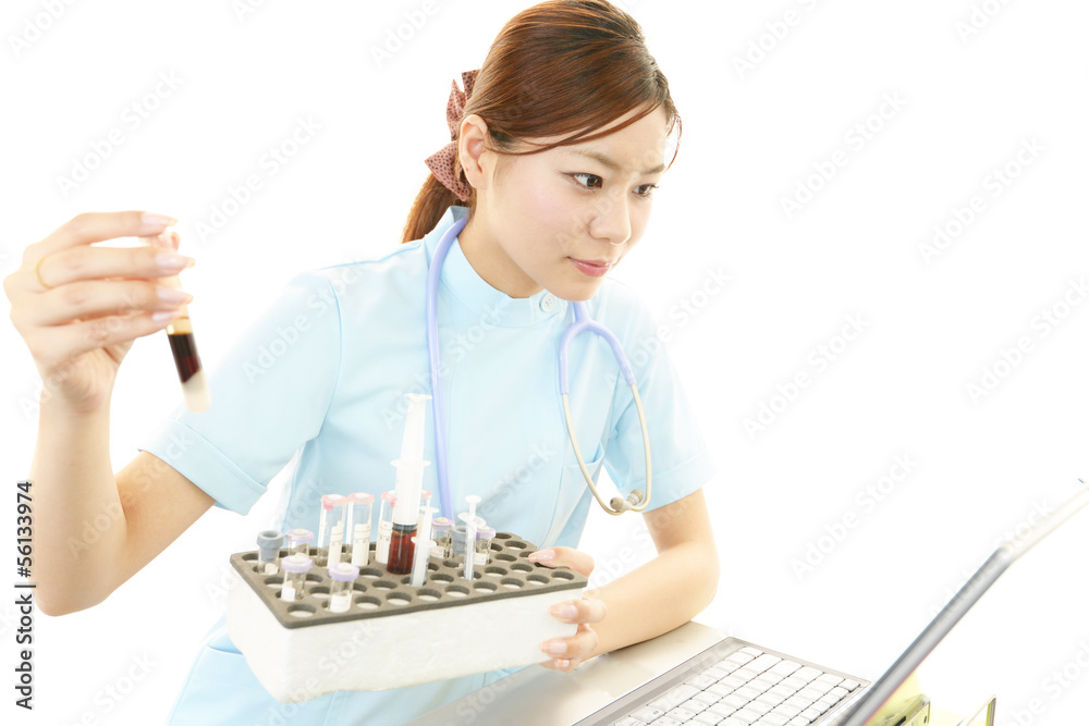 仕事中の看護師