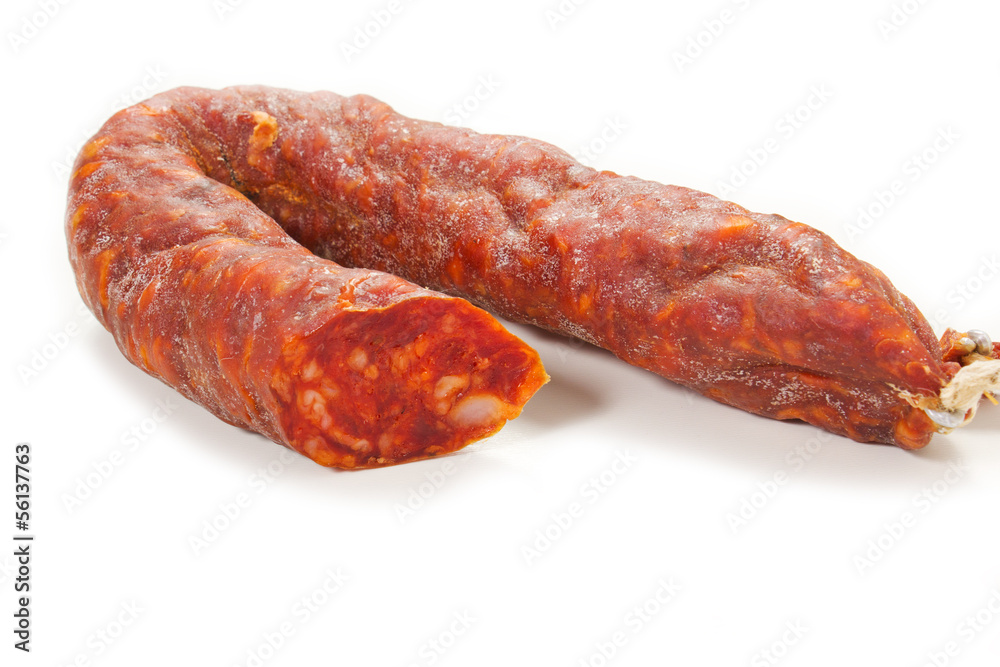 Fototapeta premium Salame piccante su sfondo bianco