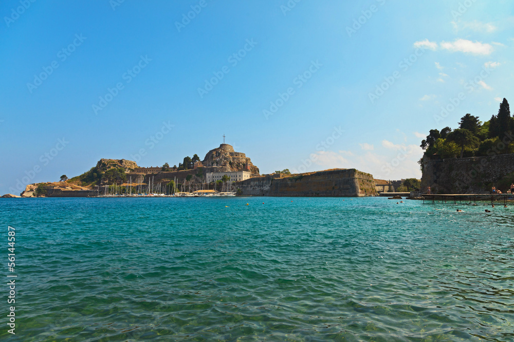 Naklejka premium Stara forteca Corfu z schronieniem i niebieskim niebem. Wyspa Jońska. sol