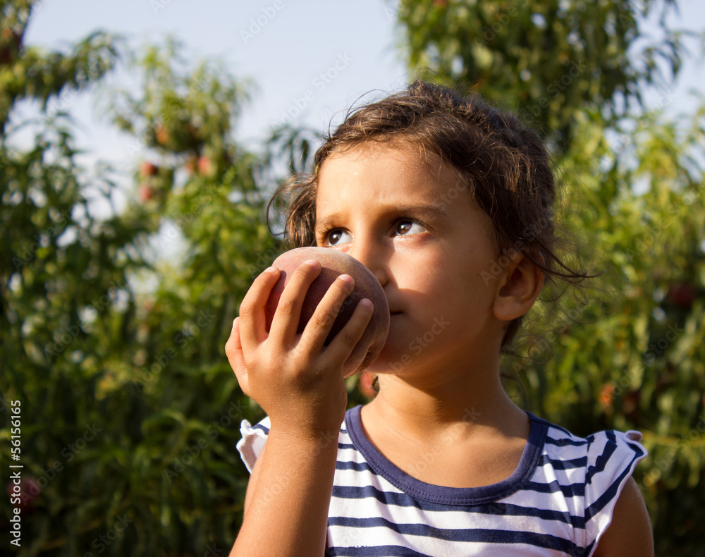 Fototapeta premium bambina con una pesche in mano