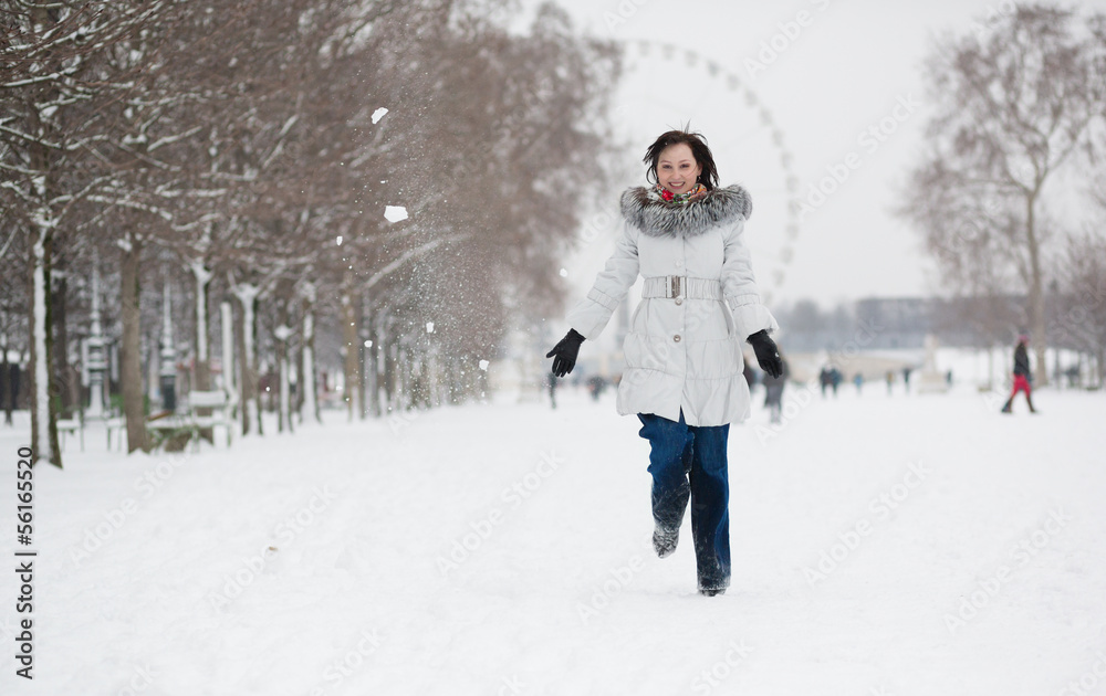 Naklejka premium Young woman in Tuileries garden on a winter day