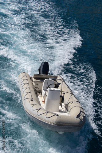 Unbemanntes Motorboot im Kielwasser