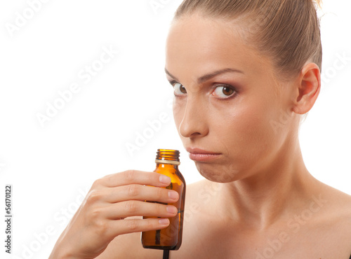 Foto woman smelling bottle