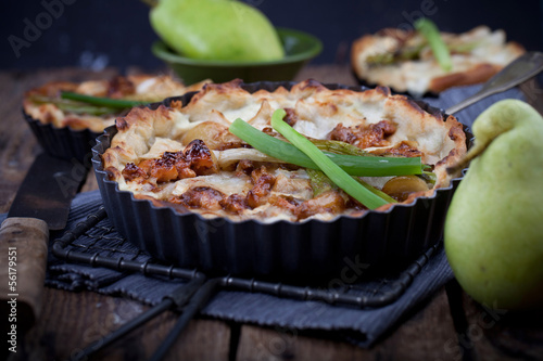 Birnentarte mit Lachzwiebeln und Knoblauch photo