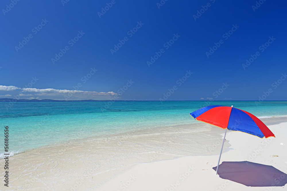 南国沖縄の美しい珊瑚の海と夏空