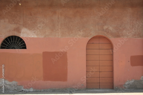 Facciata con porta e finestra