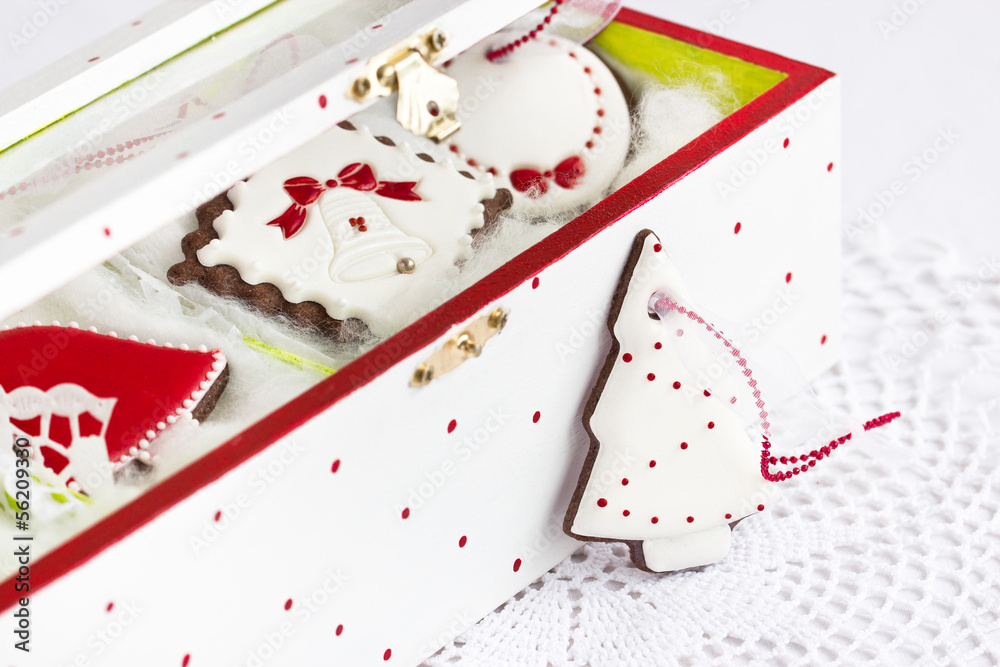 Naklejka premium Beautiful xmas cookies in the gift box