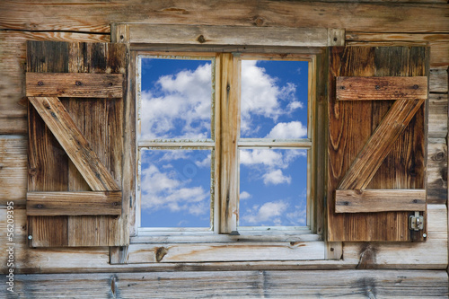 Fenster einer Bergh  tte mit Himmel in S  dtirol