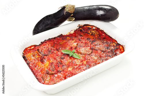 Fotografie parmigiana di melanzane su sfondo bianco