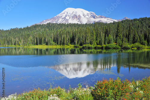 Mount Rainier volcano in Washington State, USA © JJ