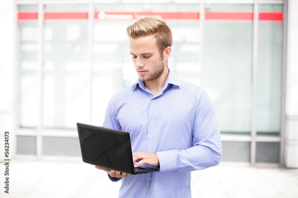 Junger Mann mit Laptop Junger Mann mit Laptop