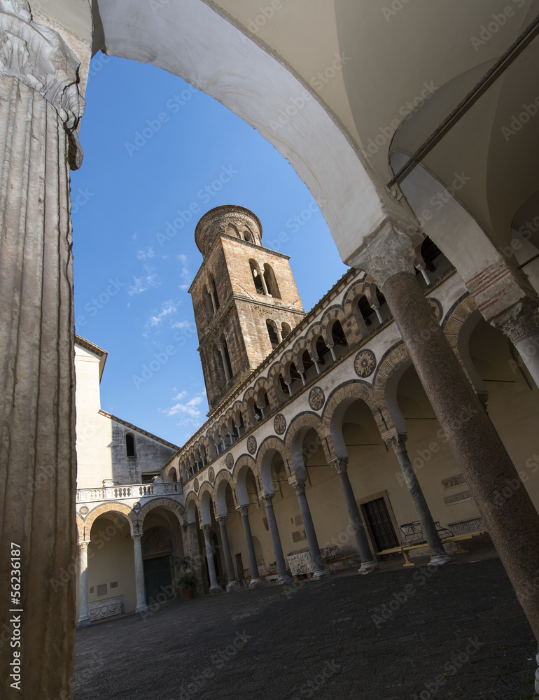 Atrio del Duomo con porticato a colonne e campanile
