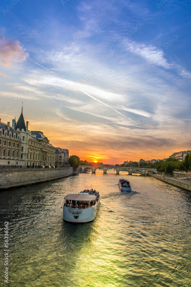 Naklejka premium Boats in the seine