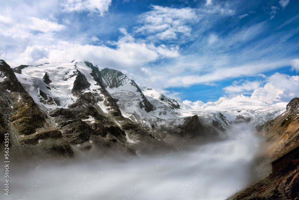 Fototapeta Góra z mgłą w dolinie, efekt 3D