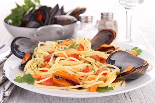 spaghetti with mussel photo
