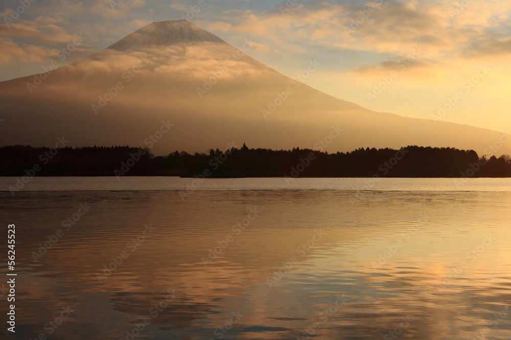 田貫湖からの朝もやに煙る富士山
