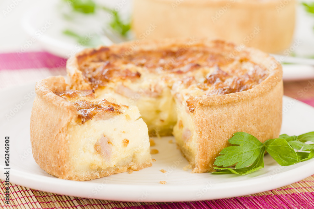 Quiche Lorraine - Individual quiches with bacon and cheese Quiche Lorraine - Individual quiches with bacon and cheese