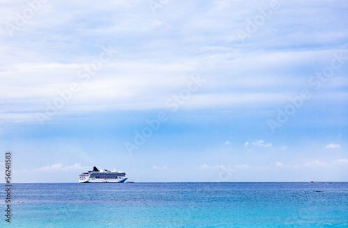 Luxury cruise ship in the sea © 06photo