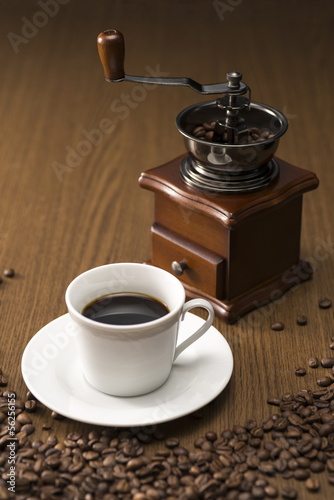 コーヒーカップとコーヒーミル
