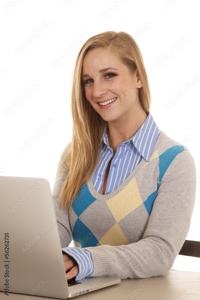 Naklejka premium Schoolgirl computer sit smile