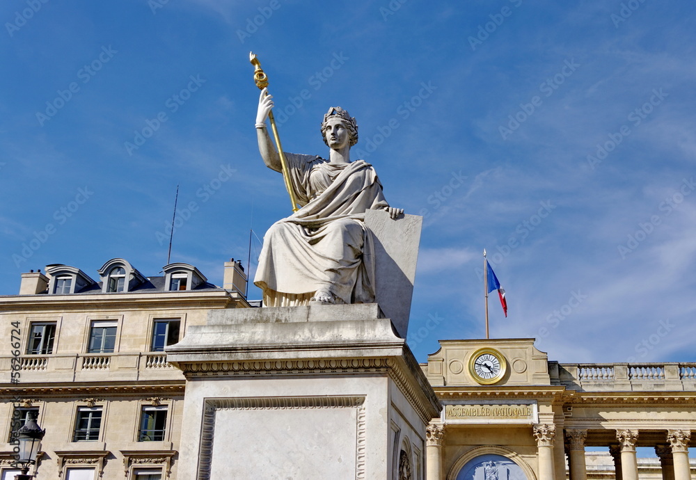 Fototapeta premium Assemblée Nationale et statue de la Loi. Paris