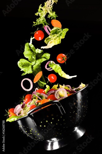 Φωτογραφία bunter Salat in Sieb fallend