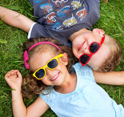 Picture presenting kids relaxinng on the grass
