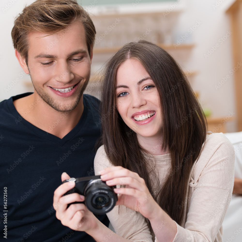 lachendes paar mit digital kamera lachendes paar mit digital kamera
